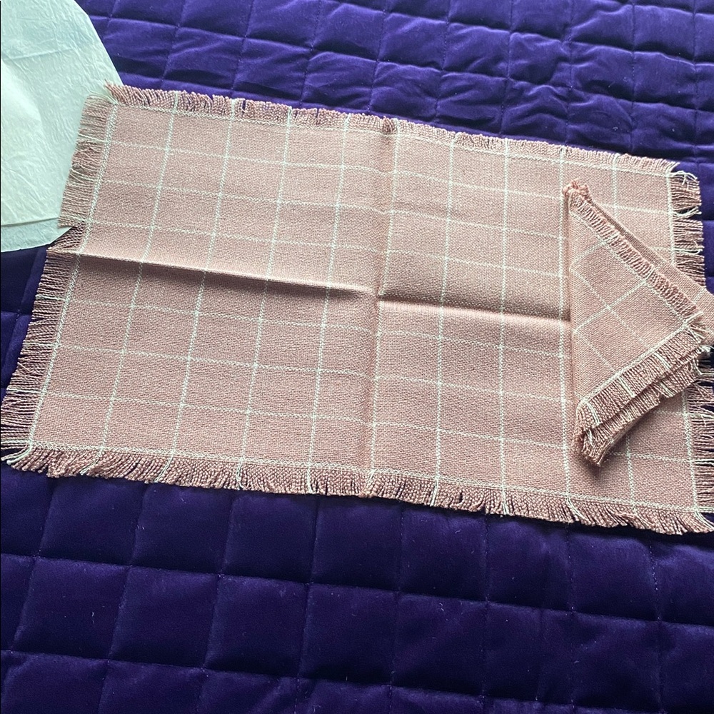 Mauve- set of four placemats with napkins & matching table runner. New vintage.